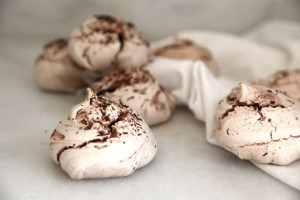 Mini chocolate meringues