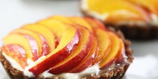 Raw peach tarts with sweet labneh - no cooking and they are good for you - bonus!