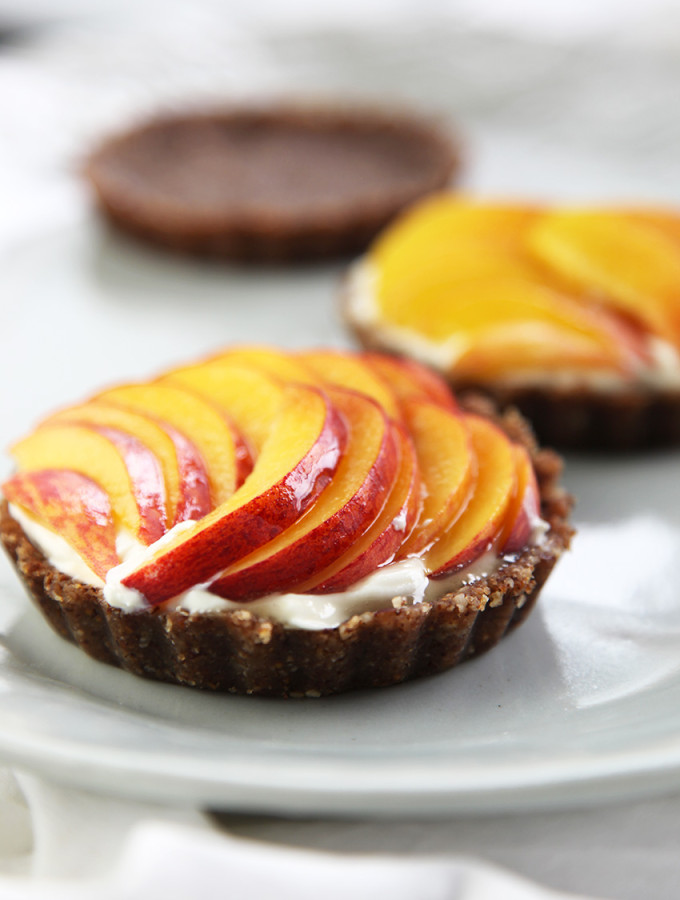 Raw peach tarts with sweet labneh - no cooking and they are good for you - bonus!